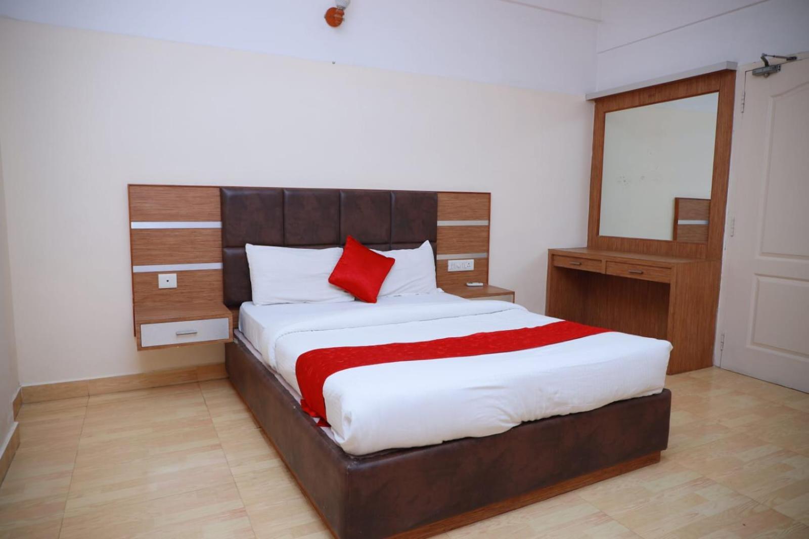 Hotel Tayas Trippapur Exterior foto